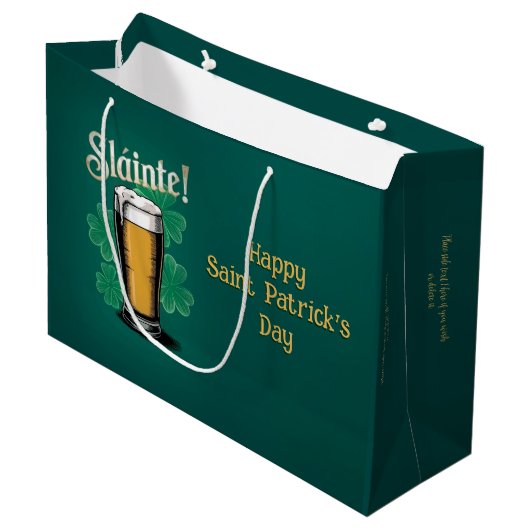 Slàinte! St. Patrick's Day Pint of Beer on Green Große Geschenktüte (Vorderseite Schrägansicht)
