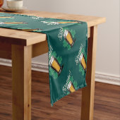 Slàinte! St. Patrick's Day Pint of Beer on Green Kurzer Tischläufer (Beispiel)