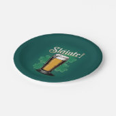 Slàinte! St. Patrick's Day Pint of Beer on Green Pappteller (Schrägansicht)