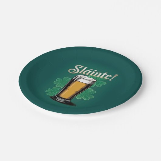 Slàinte! St. Patrick's Day Pint of Beer on Green Pappteller (Schrägansicht)