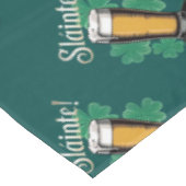 Slàinte! St. Patrick's Day Pint of Beer on Green Tischdecke (Schrägansicht)