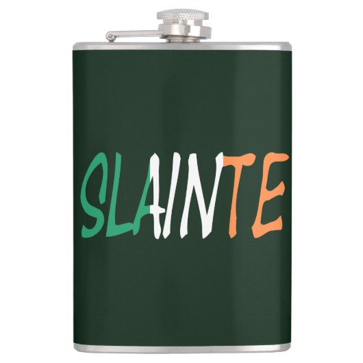 Slainte überlagerte sich auf irischer Flagge Flachmann (Vorderseite)