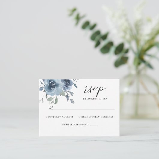 Slate Blue Floral Dusty Pastel Wedding RSVP Begleitkarte (Stehend Vorderseite)