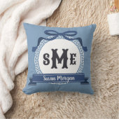 Slate Blue Reverse Griechisch Key Bow Monogram Kissen (Decke)