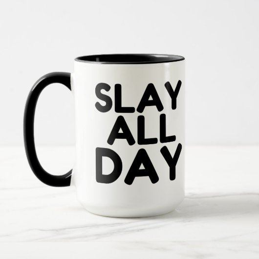SLAY DEN GANZEN TAG TASSE (Links)