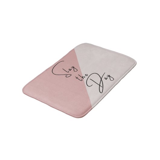 Slay the Day Typografy Zitat Pink Blush Mauve Badematte (Schrägansicht)