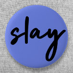 Slay | Urban Blue Modern Trendy Stilvoll Minimalis Button<br><div class="desc">Einfache,  stilvolle,  trendige "slay" urbane Anführungskünstlerschaltfläche in moderner minimalistischer Handschrift Typografie in schwarz auf blauem,  lila Hintergrund inspiriert von Schönheit,  phantastisch aussehen,  töten es und Mädchen Power!</div>