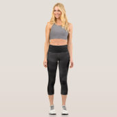 Sleek Camouflage Deep Black Dark Charcoal Tones Mo Capri Leggings (Vorderseite)
