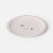 Sleek Simple Blush Monogram Wedding Paper Plate Pappteller (Schrägansicht)