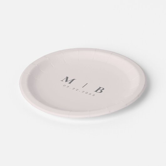 Sleek Simple Blush Monogram Wedding Paper Plate Pappteller (Schrägansicht)