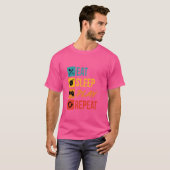 Sleep Play Wiederholung des Videospiels essen T-Shirt (Vorne ganz)