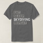 Sleep Skydiving Wiederholung Abenteuer Parachuting T-Shirt (Design vorne)