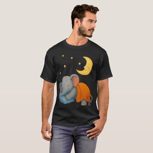 Sleeping Baby Elephant Under the Moon – Cute Dream T-Shirt (Vorne ganz)