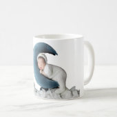 🌙 Sleeping Baby on Moon Mug – Stars & Cloud Cute Kaffeetasse (VorderseiteRechts)