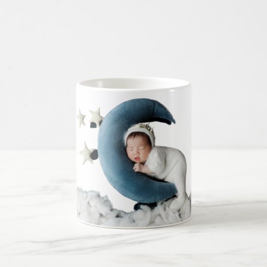 🌙 Sleeping Baby on Moon Mug – Stars & Cloud Cute  Kaffeetasse (Mittel)