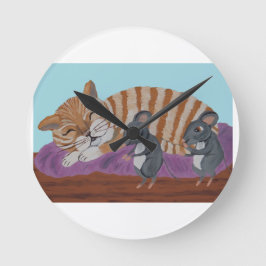 Sleeping Cat with Sneaky Mice Throw Pillow Runde Wanduhr