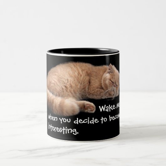 Sleeping Ginger Cat Funny Weckte Me Quote Zweifarbige Tasse (Mittel)