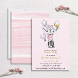 Sleepover Slumber Party Pink Gold Giraffe Geburtst Einladung<br><div class="desc">Diese niedliche, moderne Rosa- und Goldmädchen-Geburtstagssleepover/Slumber-Party Einladung verfügt über eine lustige handgezeichnete schwarz-weiße Giraffe mit Schlafmaske, Kaugummi und Ballons auf rosa Hintergrund, personalisiert in goldgelber handgeschriebener Schriftzypografie und schwarzer Sans Serif unten. Das Alter kann bearbeitet werden, sodass es ein Mädchen jeden Alters Anzug. Auf der Rückseite der Einladung befindet sich...</div>