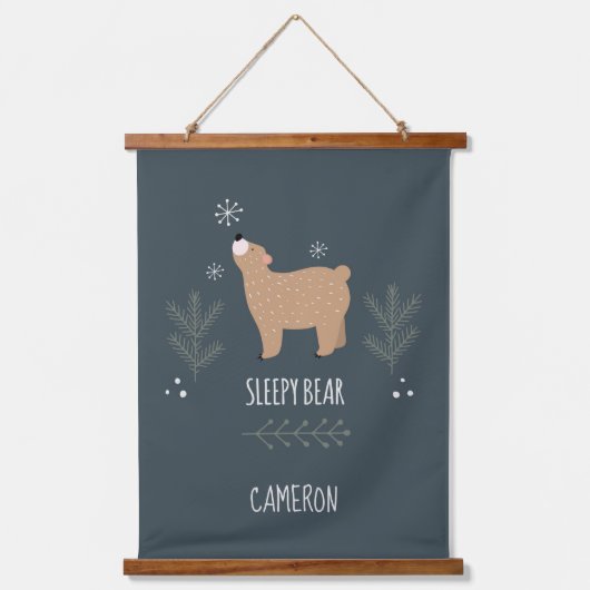 Sleepy Bear Wandteppich Mit Holzrahmen (Vorderseite)