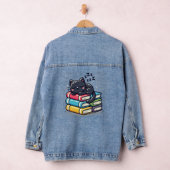 Sleepy Black Cat on Books - Niedlicher Cartoon Jeansjacke (Hangar)