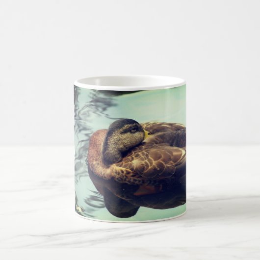 Sleepy Duck braucht Kaffee jetzt lustig Kaffeetasse (Mittel)