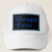 Sleepy Face: Weiß - Sun Brim - Trucker Hat Truckerkappe (Vorderseite)