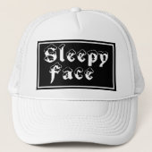 Sleepy Face: Weiß - Sun Brim - Trucker Hat Truckerkappe (Vorderseite)