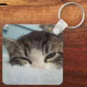 Sleepy Keeno Aluminium Square Schlüsselanhänger (Rückseite)