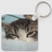 Sleepy Keeno Aluminium Square Schlüsselanhänger (Rückseite)