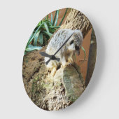 Sleepy Meerkat auf einem Log, Große Wanduhr (Winkel)