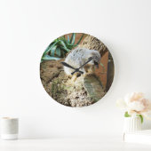 Sleepy Meerkat auf einem Log, Große Wanduhr (Zuhause)