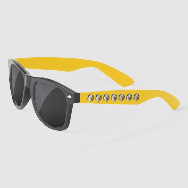 Sleepy Meerkat, Sonnenbrille (Links)