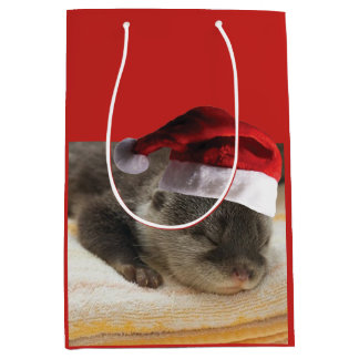 Sleepy Otter mit einem Weihnachtshut Mittlere Geschenktüte