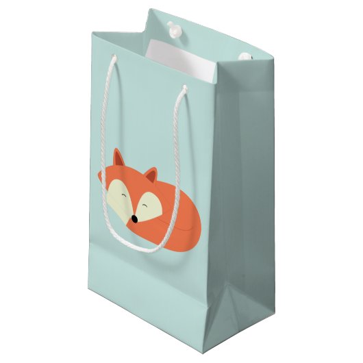 Sleepy Red Fox Kleine Geschenktüte (Vorderseite Schrägansicht)