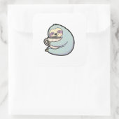 Sleepy Sloth with Coffee – Cute Cozy Illustration Quadratischer Aufkleber (Tasche)