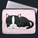 Sleepy Tuxedo Katze {pink} Laptopschutzhülle<br><div class="desc">Benutzerdefinierte Computerhülle mit einer adorable Abbildung eines niedlichen Bicolor-Kätzchens,  das ein Nickerchen auf den Herzen nimmt,  und Pfoten druckt Muster Hintergrund.</div>