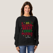 Sleigh Bells & Cozy Puzzles Festive Holiday Gift Sweatshirt (Vorne ganz)