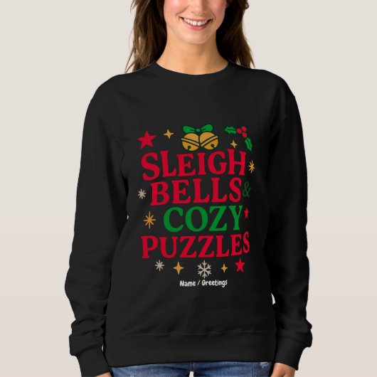 Sleigh Bells & Cozy Puzzles Festive Holiday Gift Sweatshirt (Vorderseite)