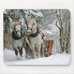 Sleigh Ride im Snowy Forest Mousepad
