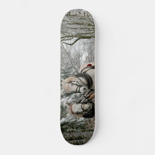 Sleigh Ride im Snowy Forest Skateboard (Vorderseite)
