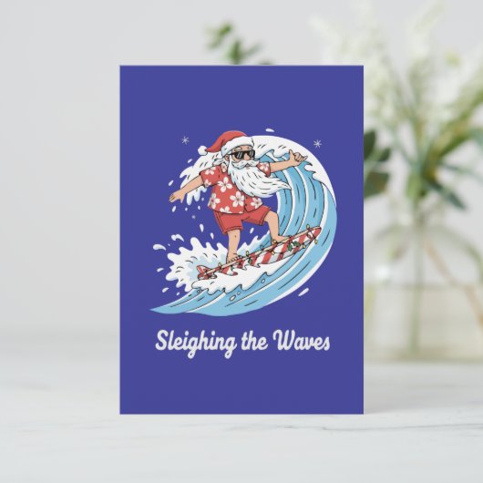 "Sleighing the Waves" Funny Surfen Santa Tropical Dankeskarte (Stehend Vorderseite)