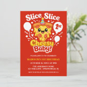 Slice Slice Cheesy Baby Pizza 1st Birthday Digital Einladung (Stehend Vorderseite)