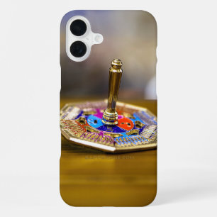 SlipperyJoe Chanukka-Dreidel-Geschenk achteckiger iPhone 16 Plus Hülle
