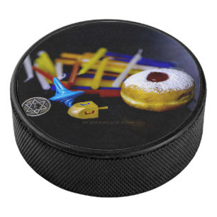 SlipperyJoe Chanukka symbolisches Stilleben Feiert Eishockey Puck
