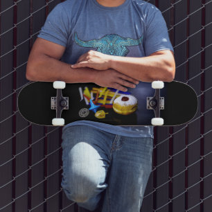 SlipperyJoe Chanukka symbolisches Stilleben Feiert Skateboard