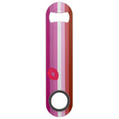 SlipperyJoe Lippenstift Lesbische Strichflagge Fem Speed Flaschenöffner (Rückseite)