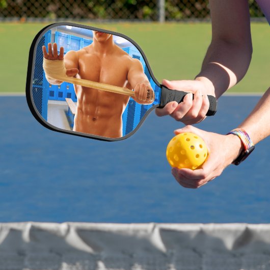 SlipperyJoe Musculus man abs locker Raum gekachelt Pickleball Schläger (InSitu)