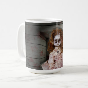 SlipperyJoe's antike gruselige Porzellanpuppe krie Kaffeetasse