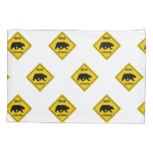 SlipperyJoe's Bärenkreuzschild trägt Silhouette w Kissenbezug (Rückseite)