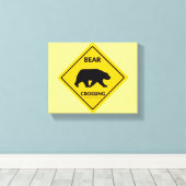 SlipperyJoe's Bärenkreuzschild trägt Silhouette w Leinwanddruck (Insitu (Holzboden))